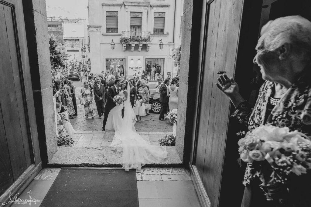 Fotografo matrimonio Acireale - Scatto artistico in bianco e nero per catturare un momento unico ed emozionante.