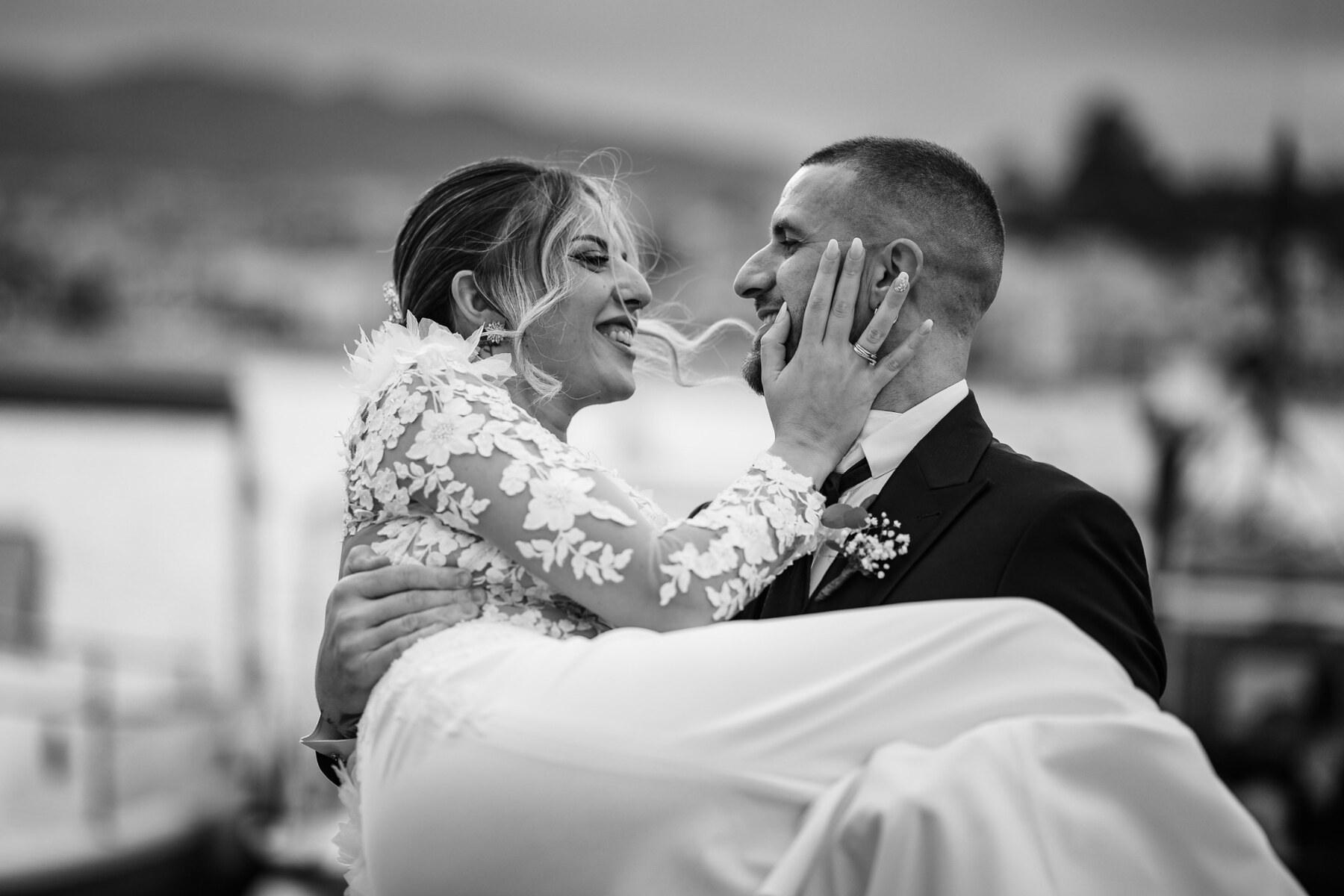 Giuseppe tiene Daniela in braccio durante il matrimonio