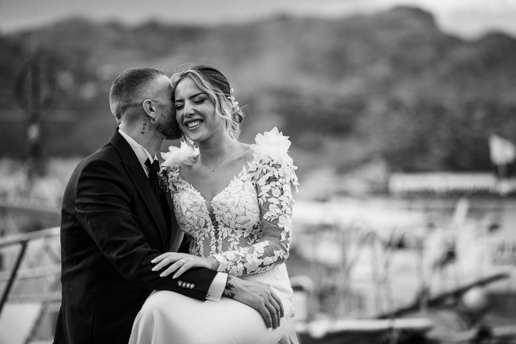 Giuseppe e Daniela sorridono durante il servizio fotografico