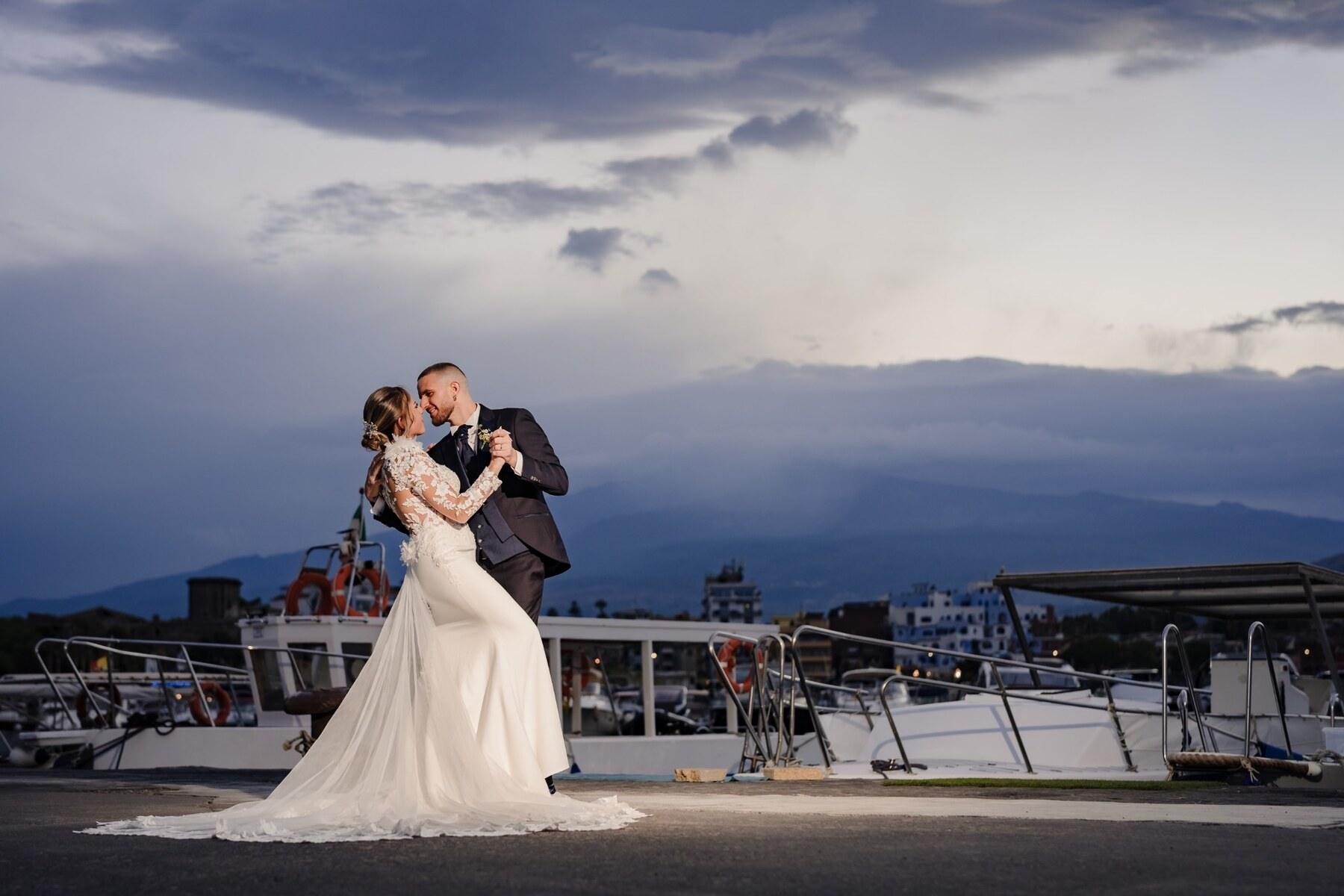 Giuseppe e Daniela al tramonto durante il ricevimento