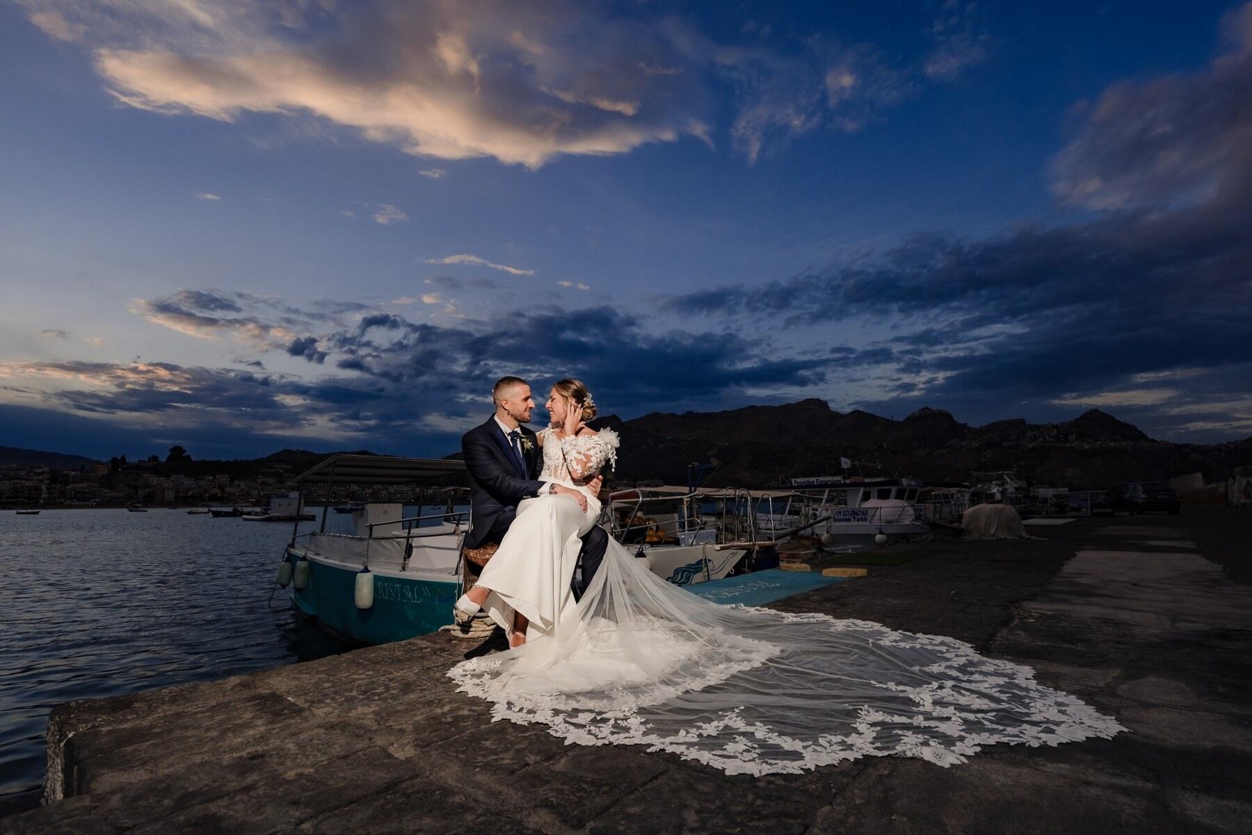 Giuseppe e Daniela in un ritratto al porto durante il matrimonio
