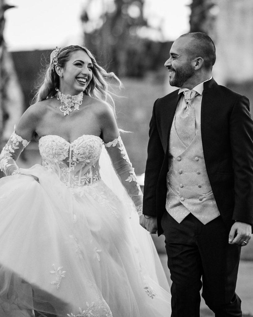 Manlio e Consuelo camminano insieme dopo le nozze