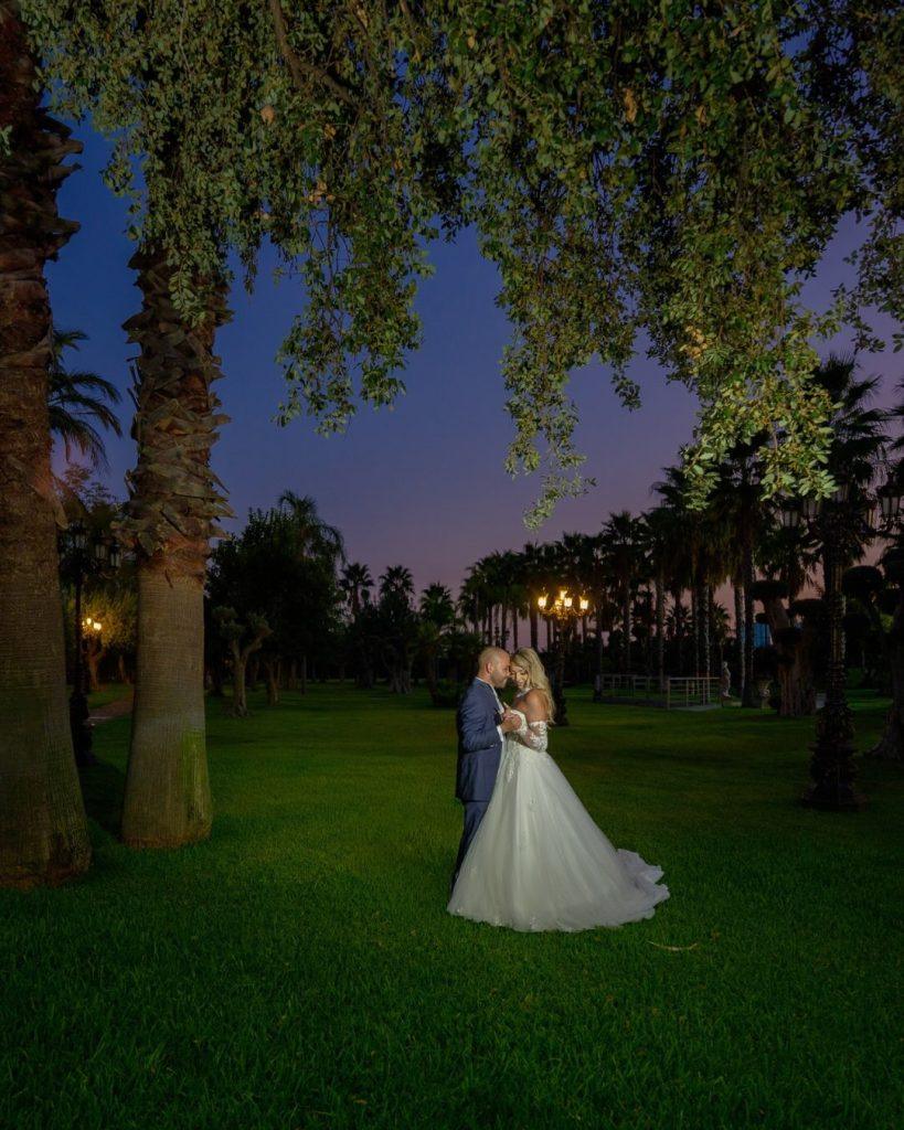 Manlio e Consuelo nel giardino del Castello delle Aci al calare della sera
